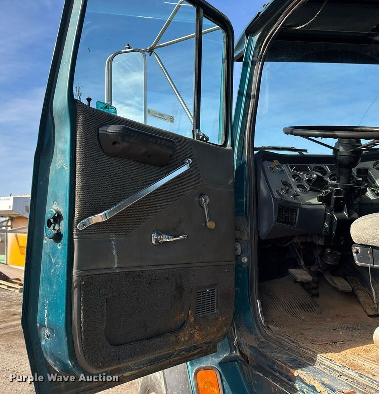 image for item OK9524 1995 Ford L9000 dump truck