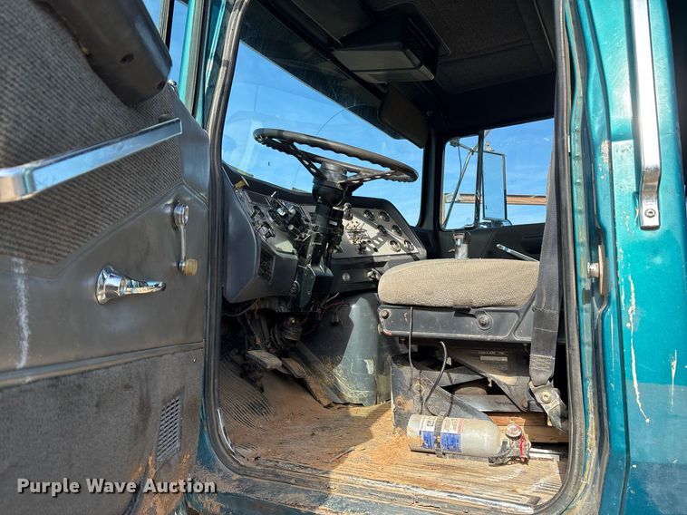 image for item OK9524 1995 Ford L9000 dump truck