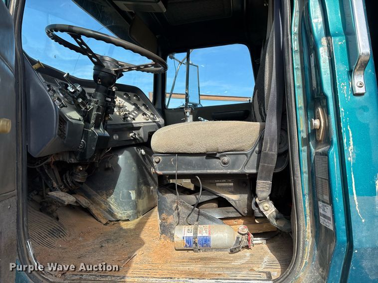 image for item OK9524 1995 Ford L9000 dump truck