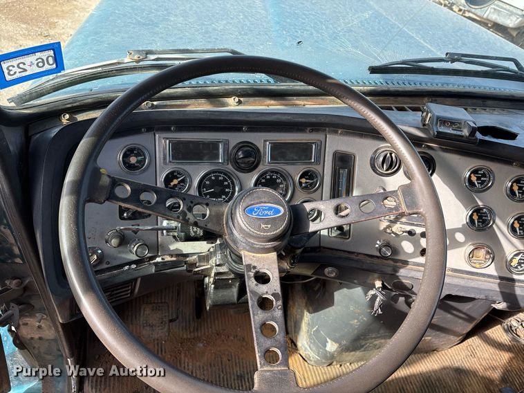 image for item OK9524 1995 Ford L9000 dump truck