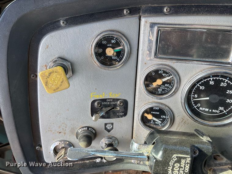 image for item OK9524 1995 Ford L9000 dump truck