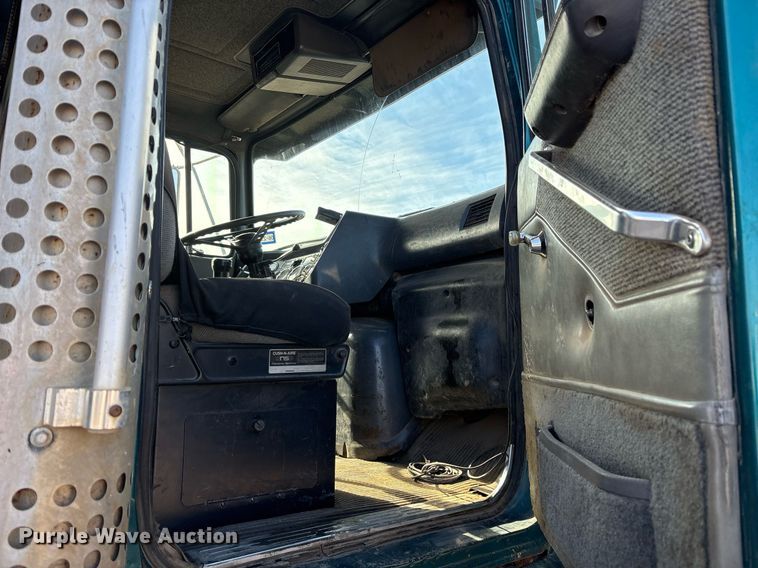 image for item OK9524 1995 Ford L9000 dump truck