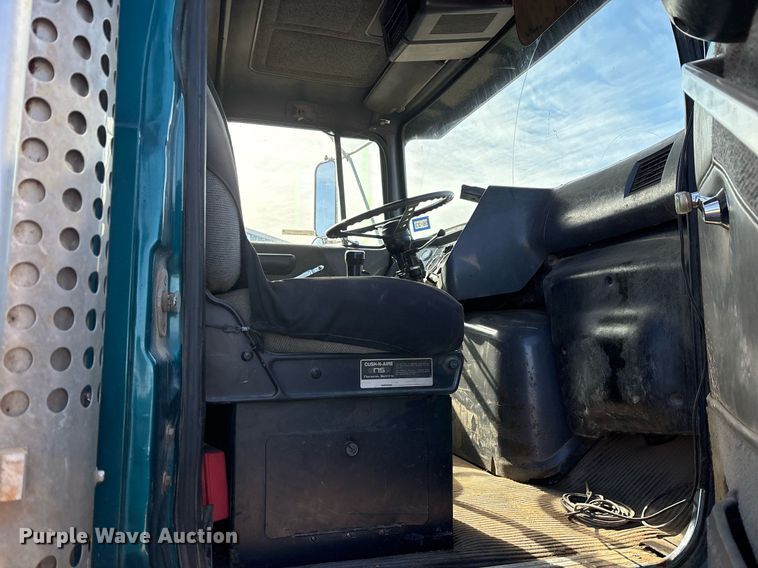 image for item OK9524 1995 Ford L9000 dump truck