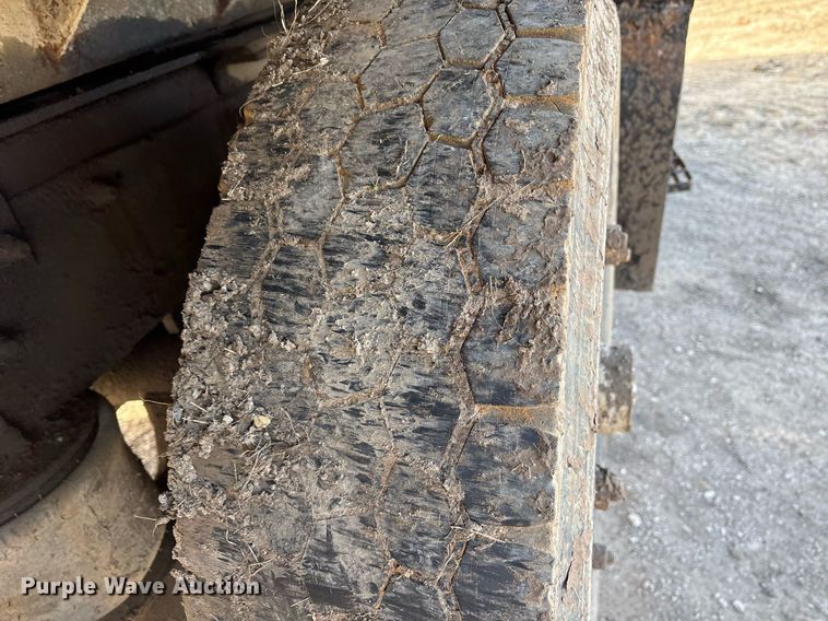 image for item OK9524 1995 Ford L9000 dump truck