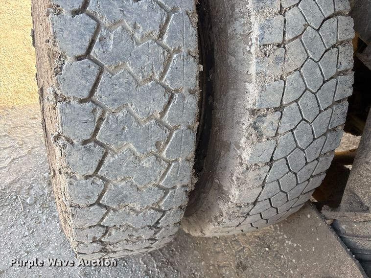 image for item OK9524 1995 Ford L9000 dump truck