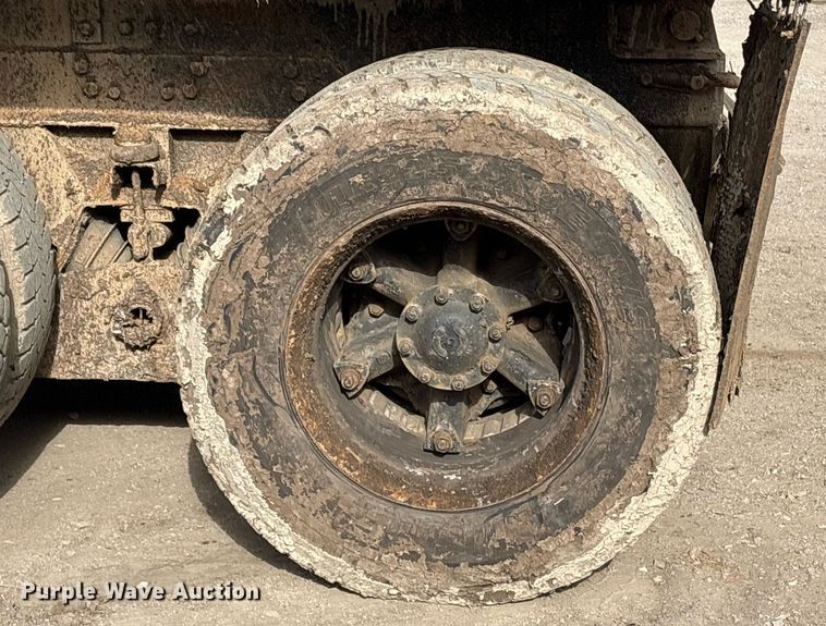 image for item OK9524 1995 Ford L9000 dump truck