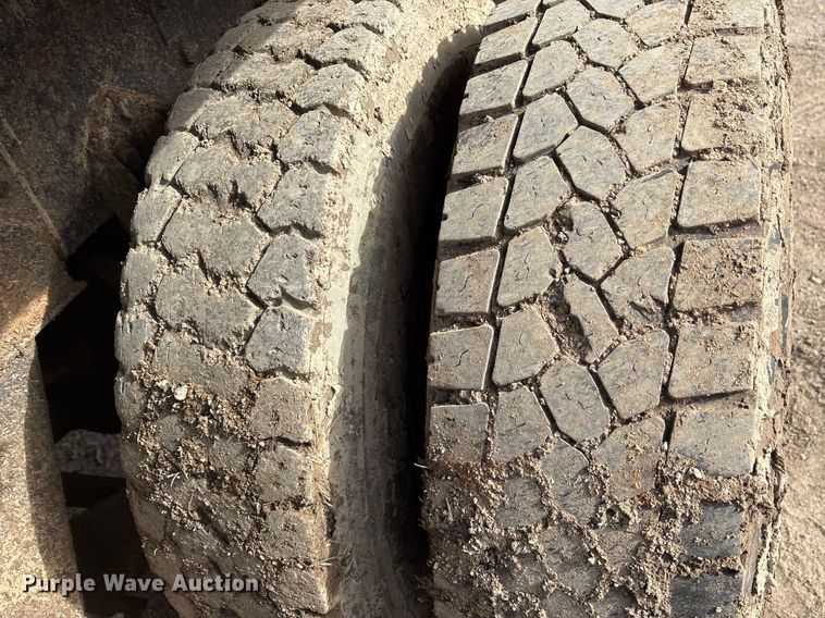 image for item OK9524 1995 Ford L9000 dump truck