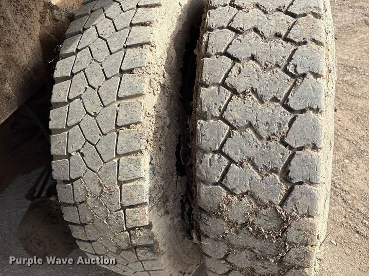 image for item OK9524 1995 Ford L9000 dump truck