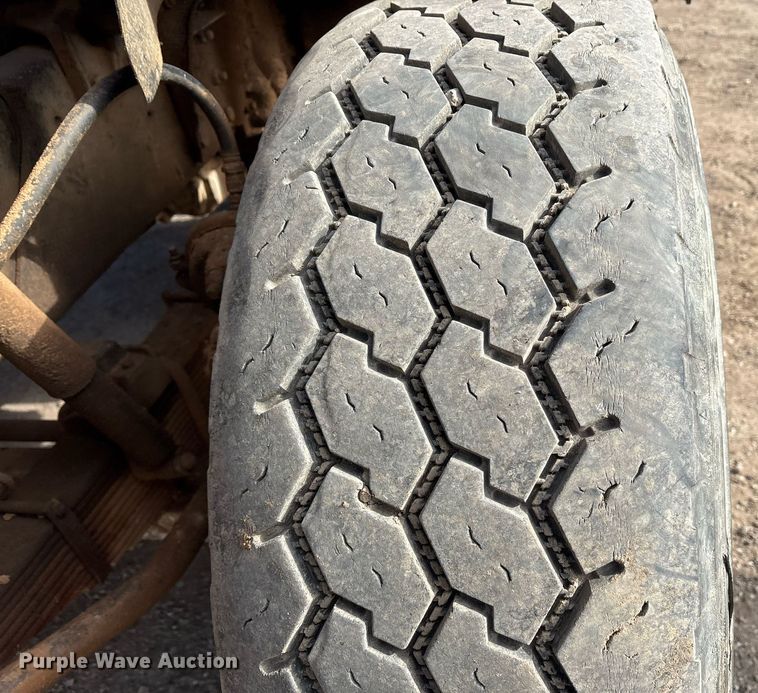 image for item OK9524 1995 Ford L9000 dump truck