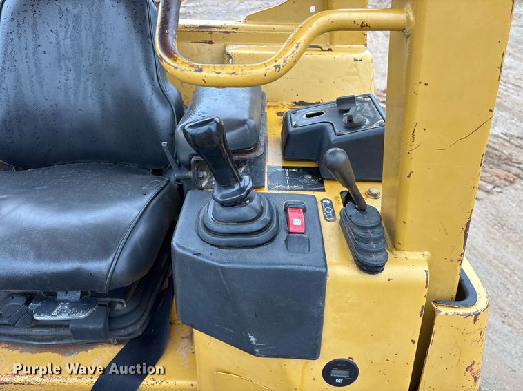 image for item OK9536 2004 Caterpillar D5G LGP dozer