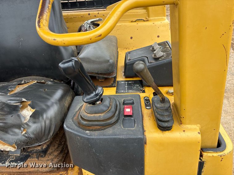 image for item OK9537 2004 Caterpillar D3G LGP dozer