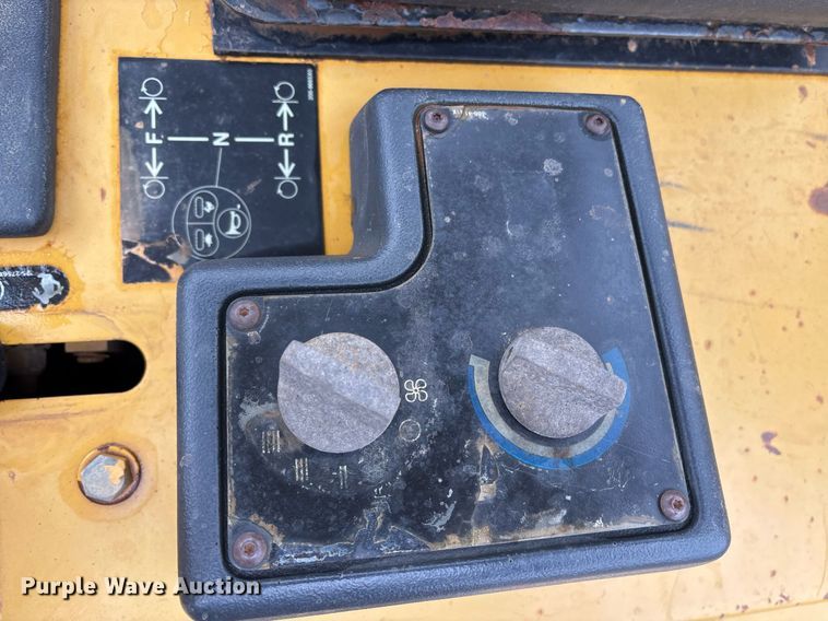 image for item OK9537 2004 Caterpillar D3G LGP dozer