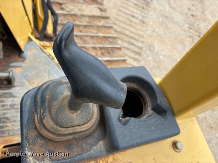 image for item OK9537 2004 Caterpillar D3G LGP dozer
