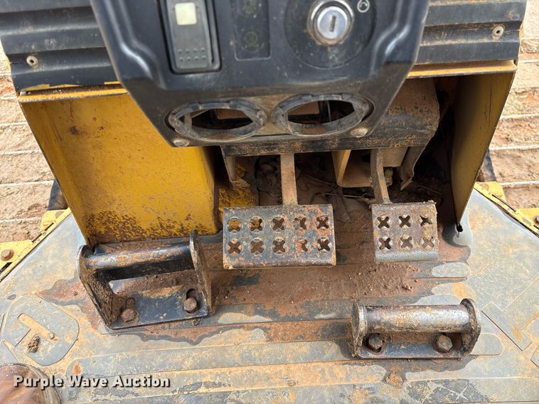 image for item OK9537 2004 Caterpillar D3G LGP dozer