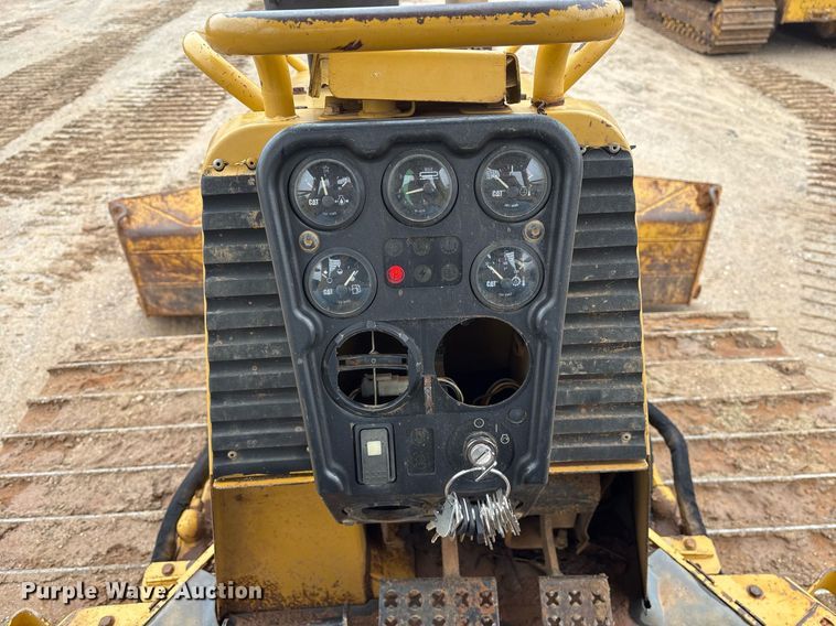 image for item OK9537 2004 Caterpillar D3G LGP dozer
