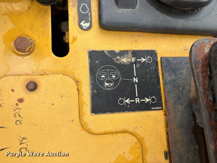 image for item OK9538 2005 Caterpillar D3G LGP dozer