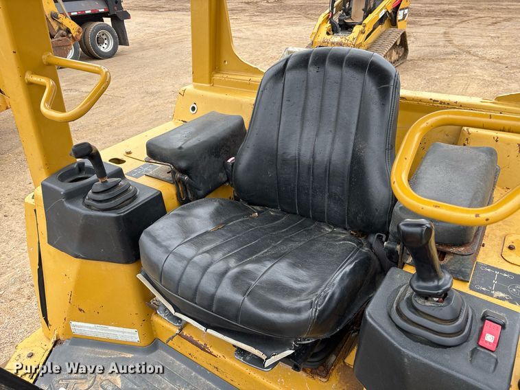 image for item OK9538 2005 Caterpillar D3G LGP dozer