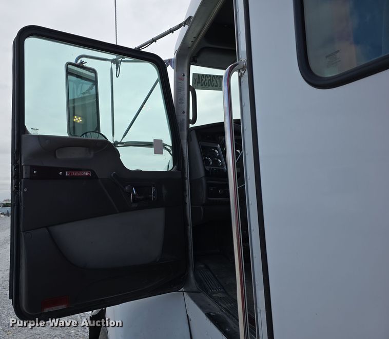 image for item YA0290 2014 Kenworth T400 dump truck