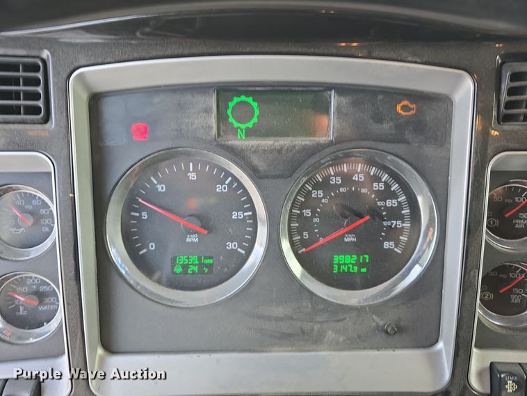 image for item YA0290 2014 Kenworth T400 dump truck