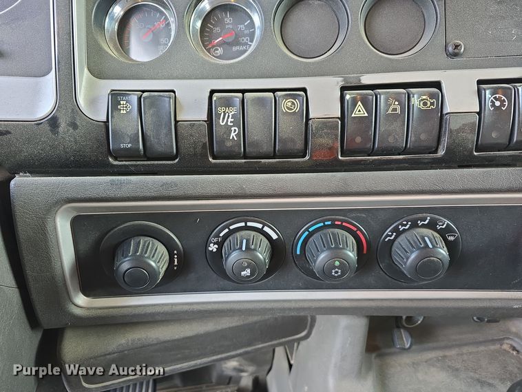 image for item YA0290 2014 Kenworth T400 dump truck