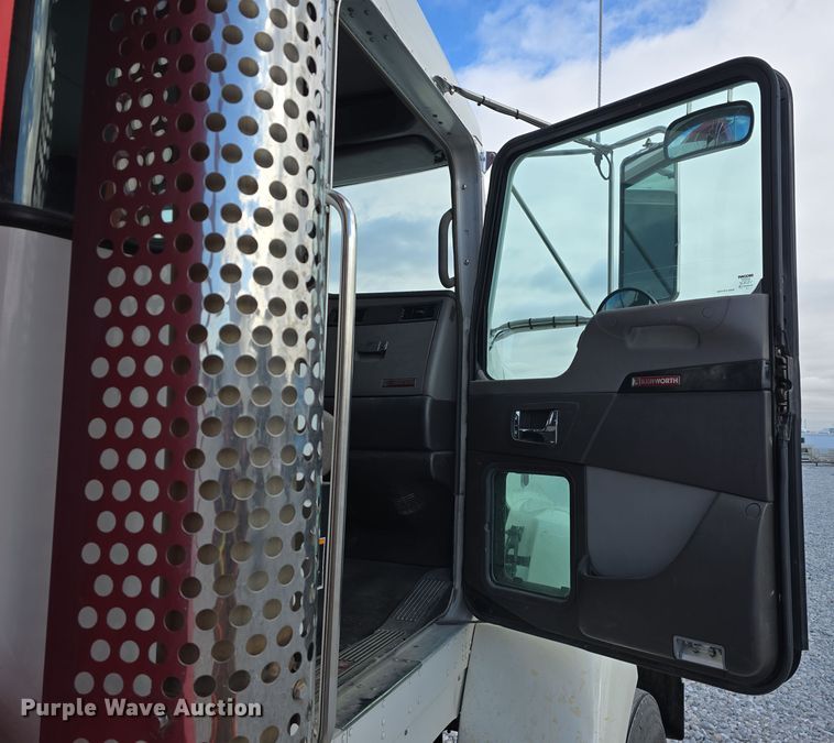 image for item YA0290 2014 Kenworth T400 dump truck