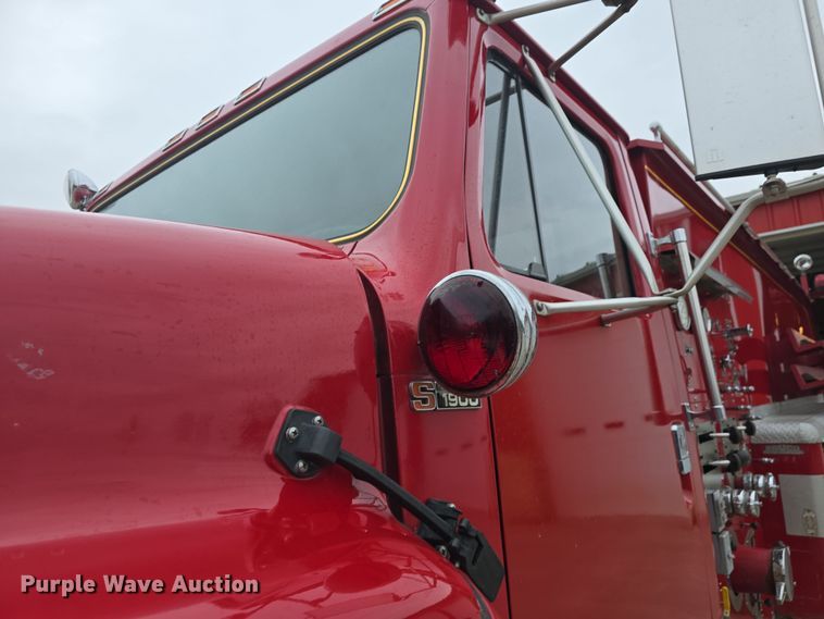 image for item DO7766 1982 International S1900 pumper fire truck