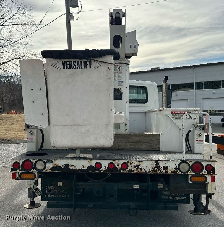image for item DQ6609 2009 International 4300 bucket truck