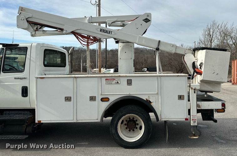 image for item DQ6609 2009 International 4300 bucket truck