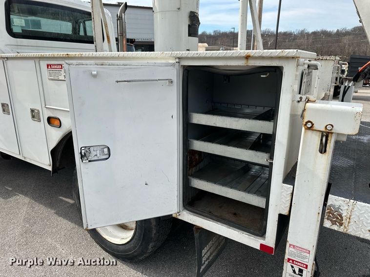 image for item DQ6609 2009 International 4300 bucket truck