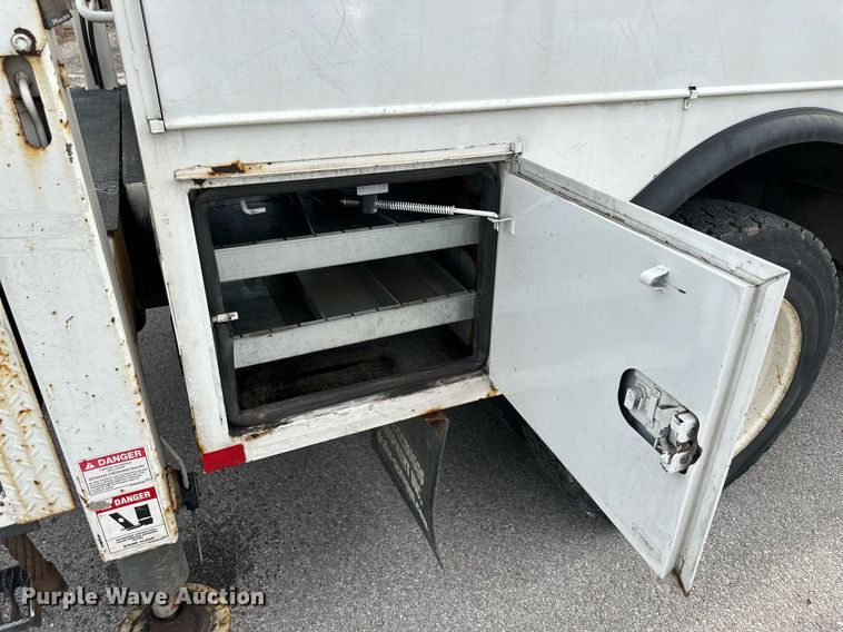 image for item DQ6609 2009 International 4300 bucket truck