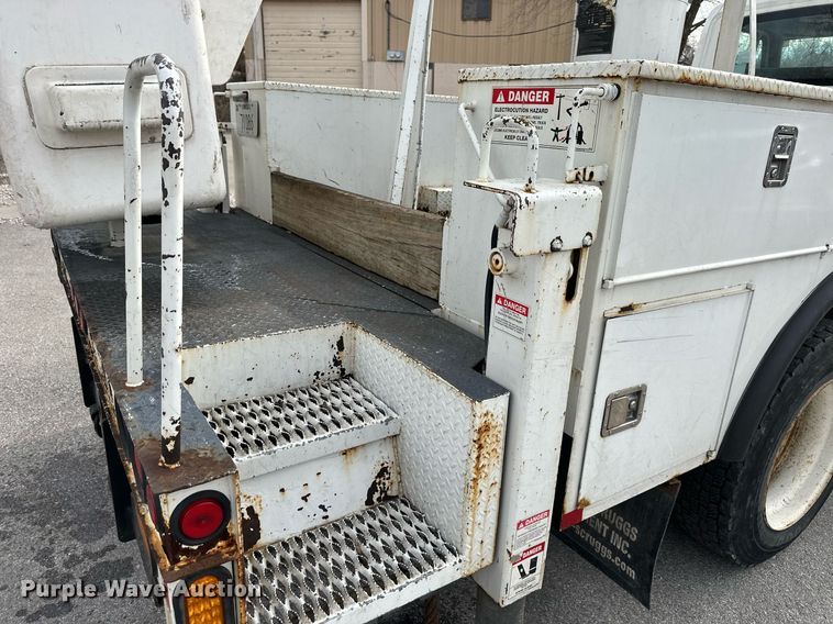image for item DQ6609 2009 International 4300 bucket truck