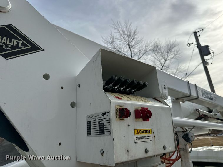 image for item DQ6609 2009 International 4300 bucket truck