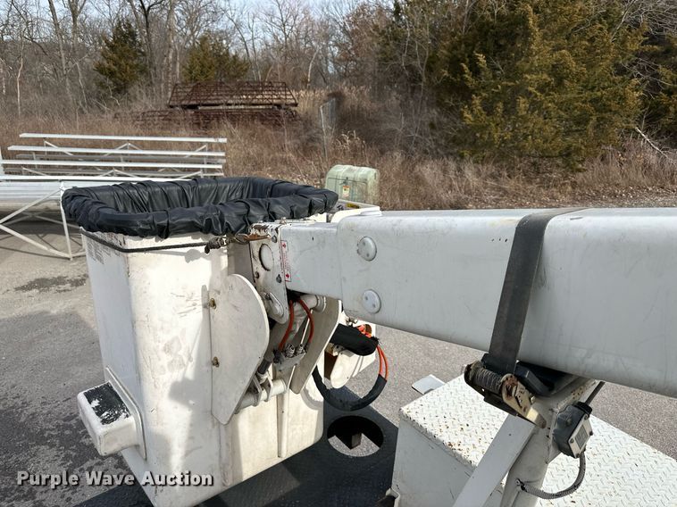 image for item DQ6609 2009 International 4300 bucket truck