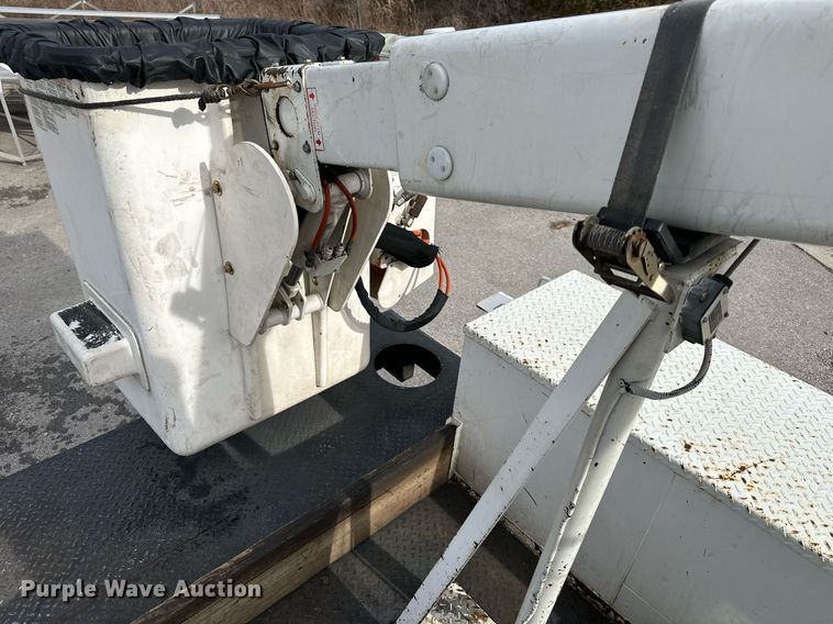 image for item DQ6609 2009 International 4300 bucket truck