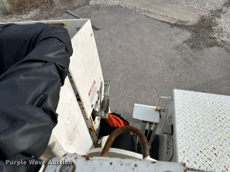 image for item DQ6609 2009 International 4300 bucket truck