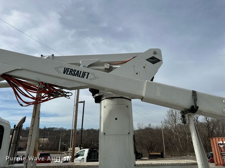 image for item DQ6609 2009 International 4300 bucket truck