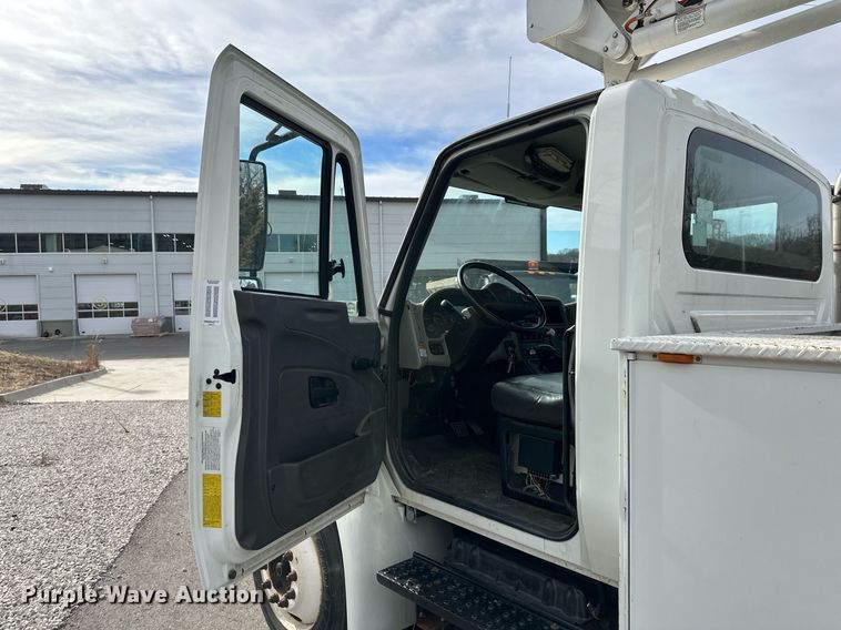 image for item DQ6609 2009 International 4300 bucket truck