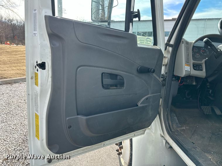 image for item DQ6609 2009 International 4300 bucket truck