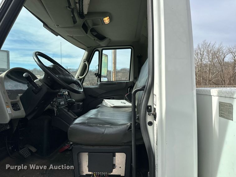 image for item DQ6609 2009 International 4300 bucket truck