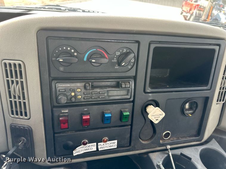 image for item DQ6609 2009 International 4300 bucket truck