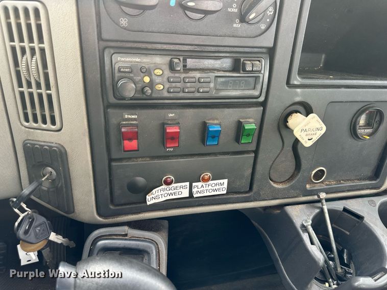 image for item DQ6609 2009 International 4300 bucket truck