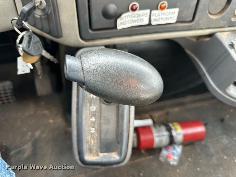 image for item DQ6609 2009 International 4300 bucket truck