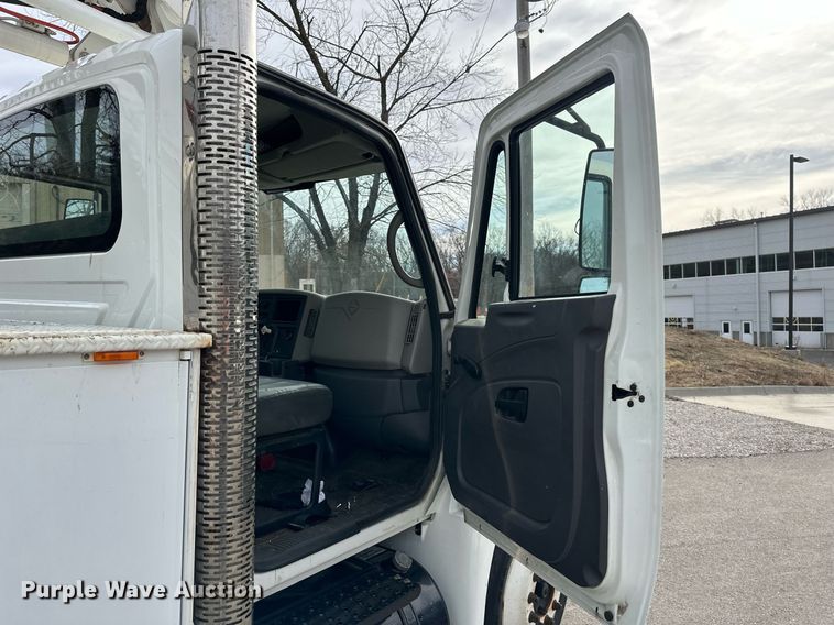 image for item DQ6609 2009 International 4300 bucket truck