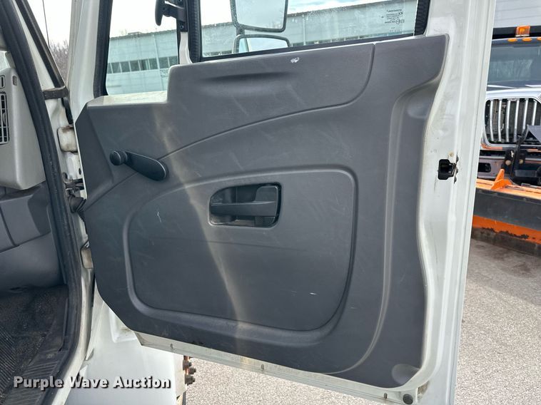 image for item DQ6609 2009 International 4300 bucket truck