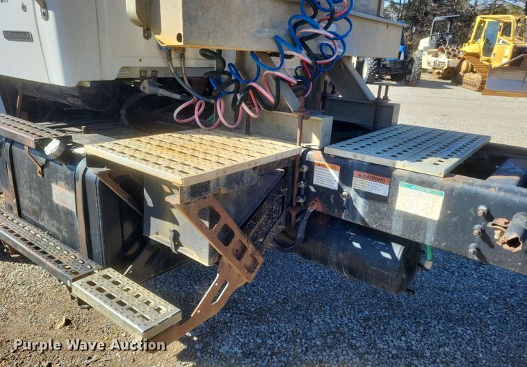 image for item DS5206 2002 Sterling LT9 semi truck