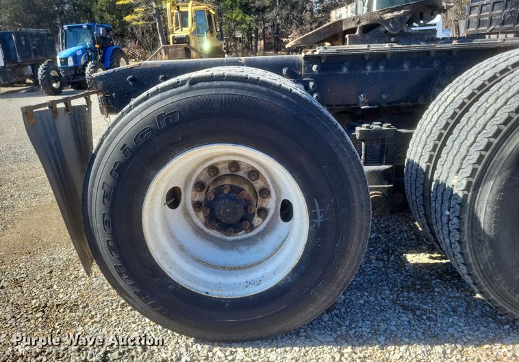 image for item DS5206 2002 Sterling LT9 semi truck