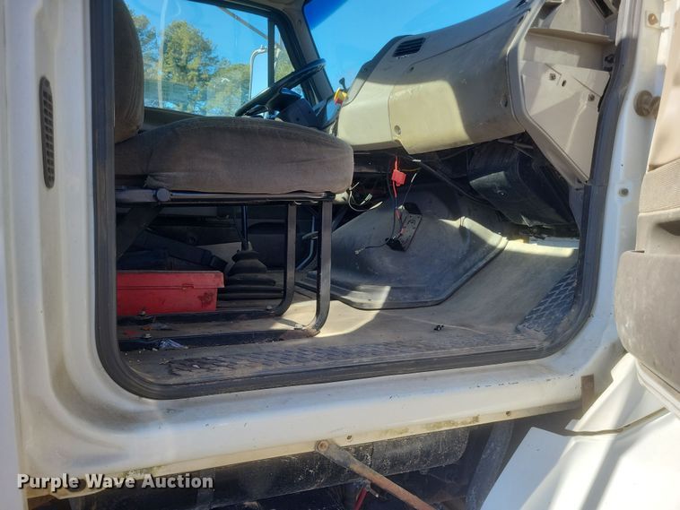 image for item DS5206 2002 Sterling LT9 semi truck