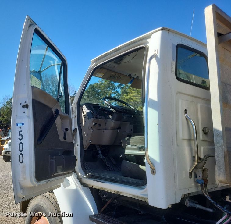 image for item DS5206 2002 Sterling LT9 semi truck