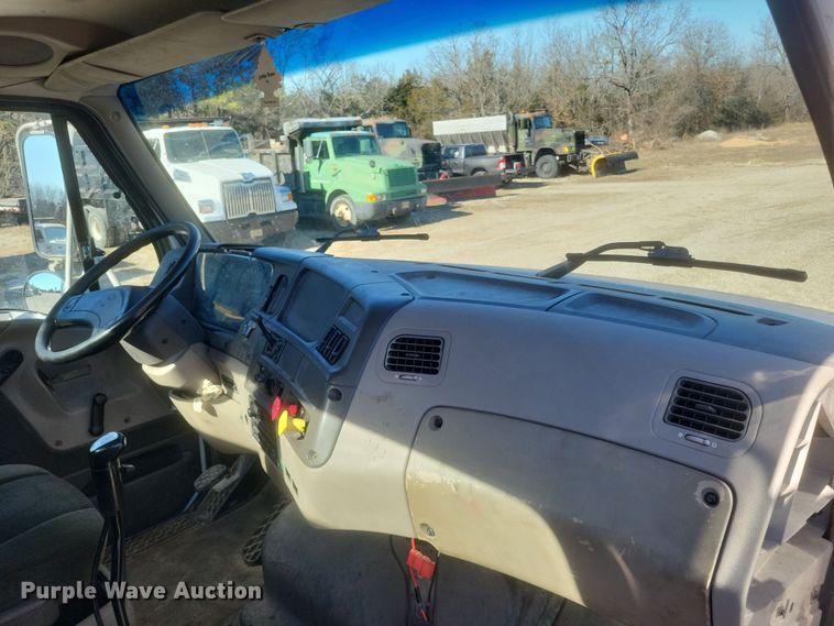 image for item DS5206 2002 Sterling LT9 semi truck