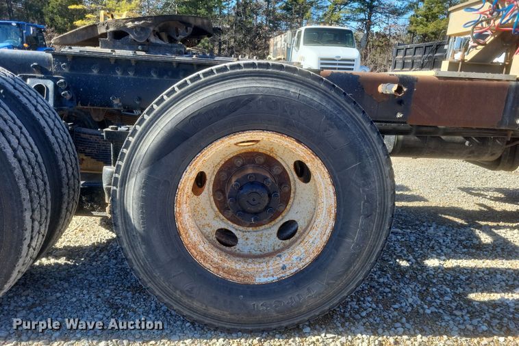 image for item DS5206 2002 Sterling LT9 semi truck